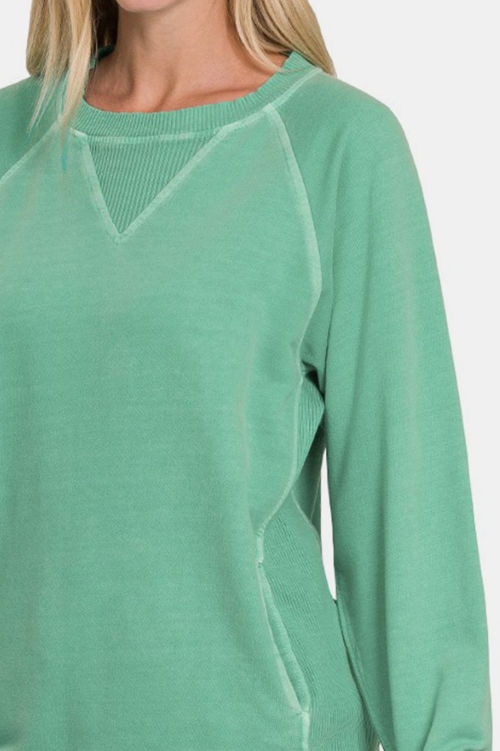 Green pocketed round neck long sleeve sweatshirt made of 100% cotton, featuring a basic style and opaque fabric.