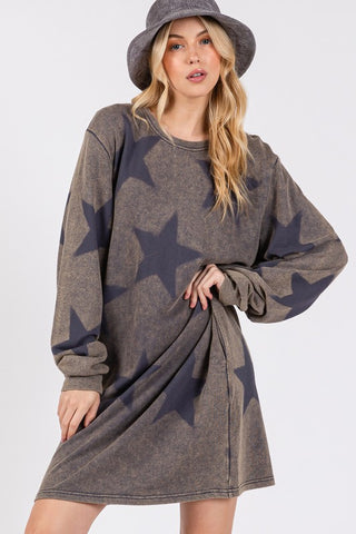 Dark gray star print round neck dress made of 100% cotton with a washed look, slightly stretchy fit, modeled with a matching hat.