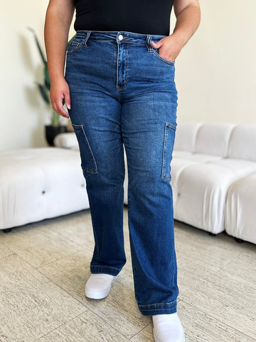 Person wearing high-waist straight cargo jeans with washed effect and pockets, featuring slight stretch for comfort.