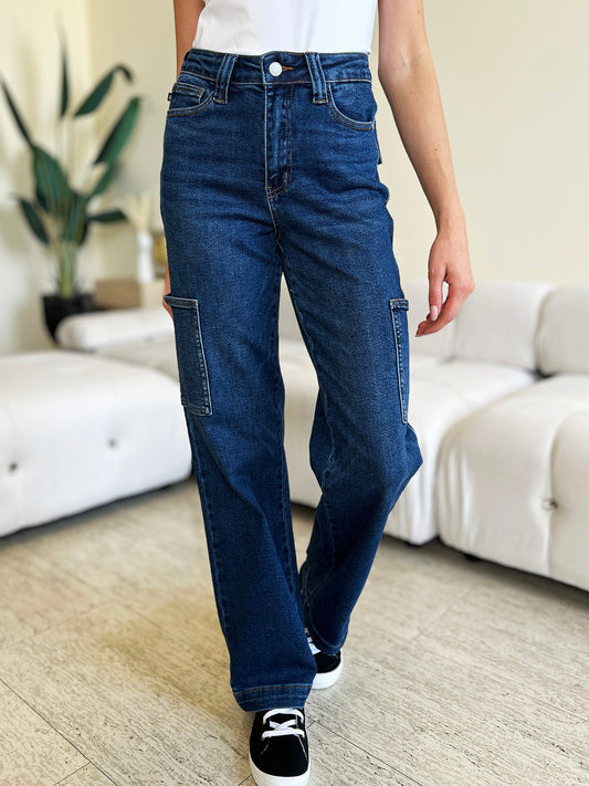 High waist straight cargo jeans with pockets, slightly stretchy, made of 94% cotton, worn by person indoors.