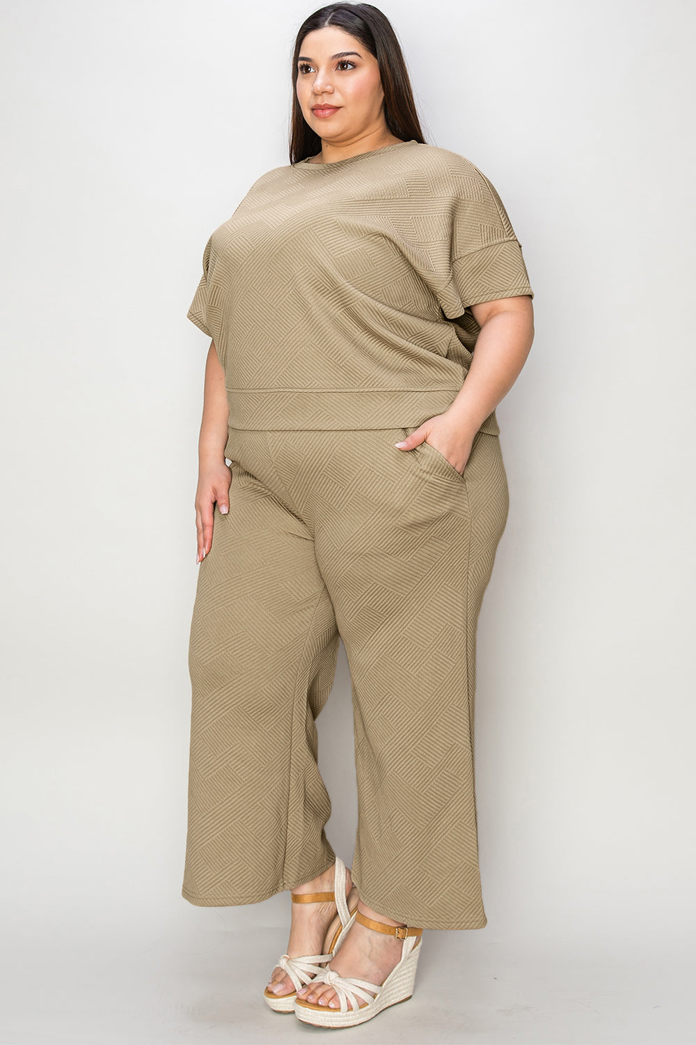 Plus-size model wearing a khaki texture short sleeve top and pants set with drawstring, slightly stretchy fabric, made of polyester and spandex.