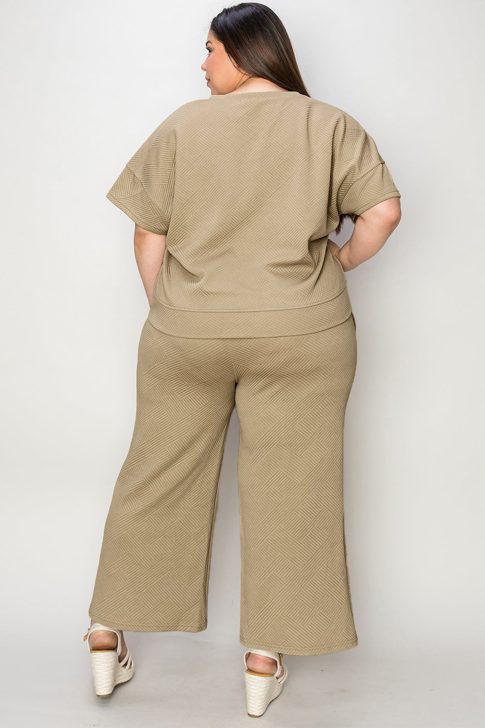 Woman wearing a beige texture short sleeve top and pants set with drawstring, 95% polyester, 5% spandex, slightly stretchy fabric.