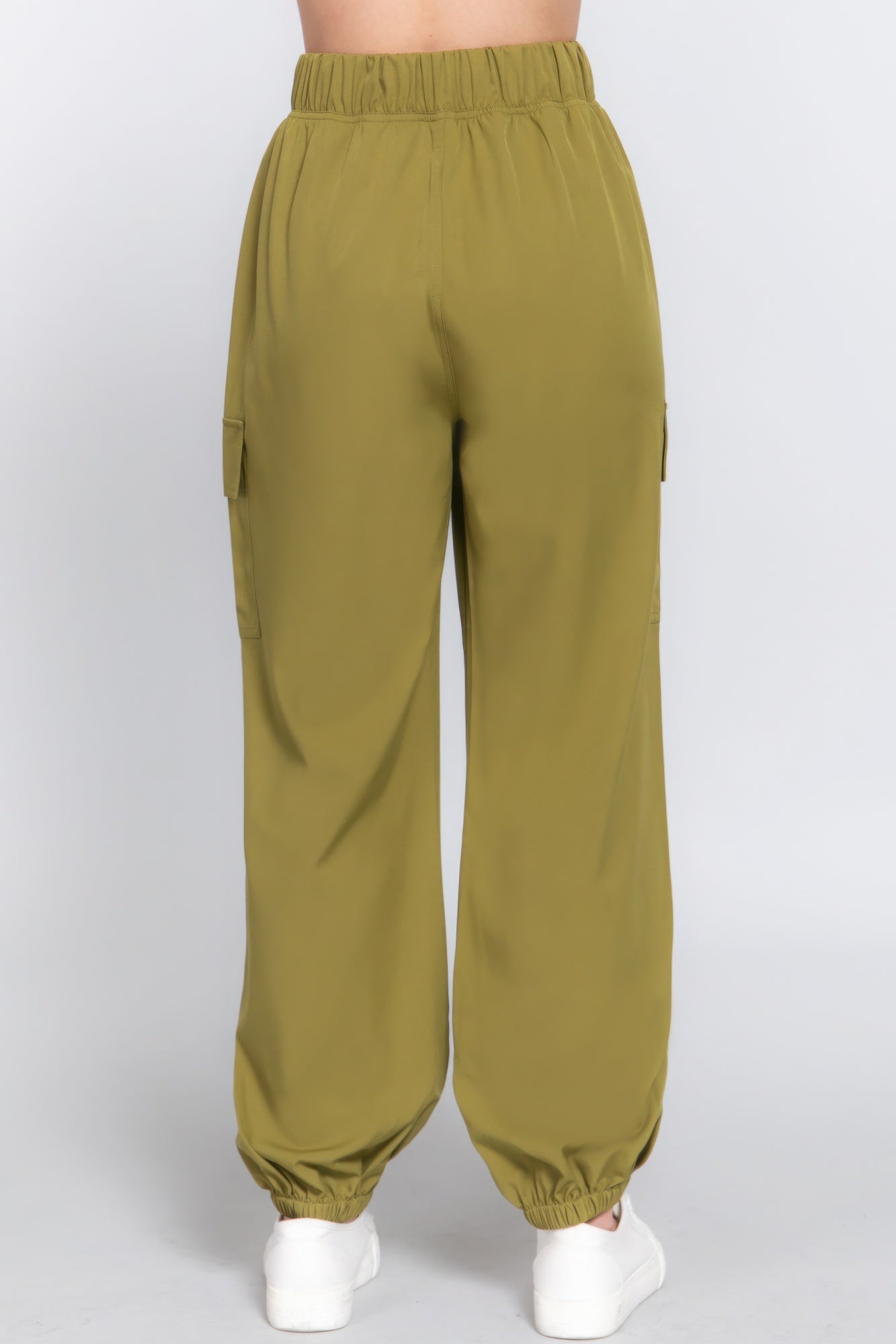 Stylish olive green cargo jogger pants with elastic waistband, showcasing trendy cargo pockets and modern silhouette. Perfect for casual wear.