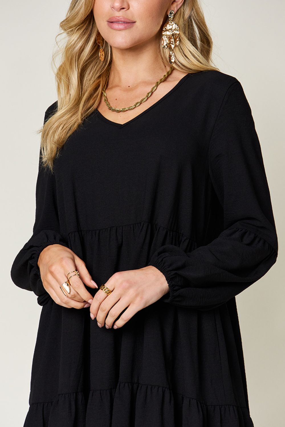 Black V-Neck Balloon Sleeve Tiered Dress with Pockets, featuring ruffled full-size design and high stretch yarn материал.